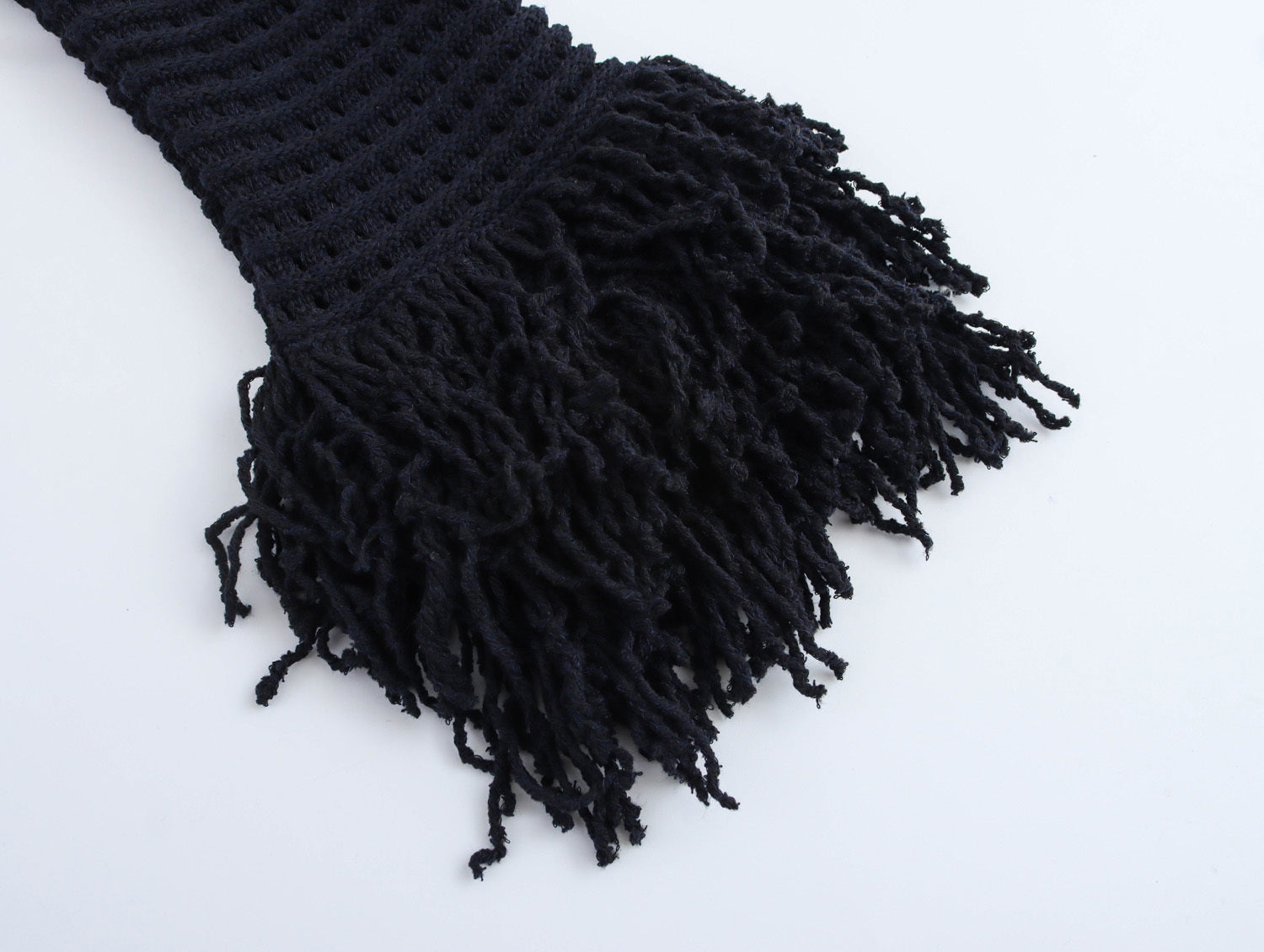 ARTEMIS – Strick-Zweiteiler mit Fransen – Rock & Cardigan