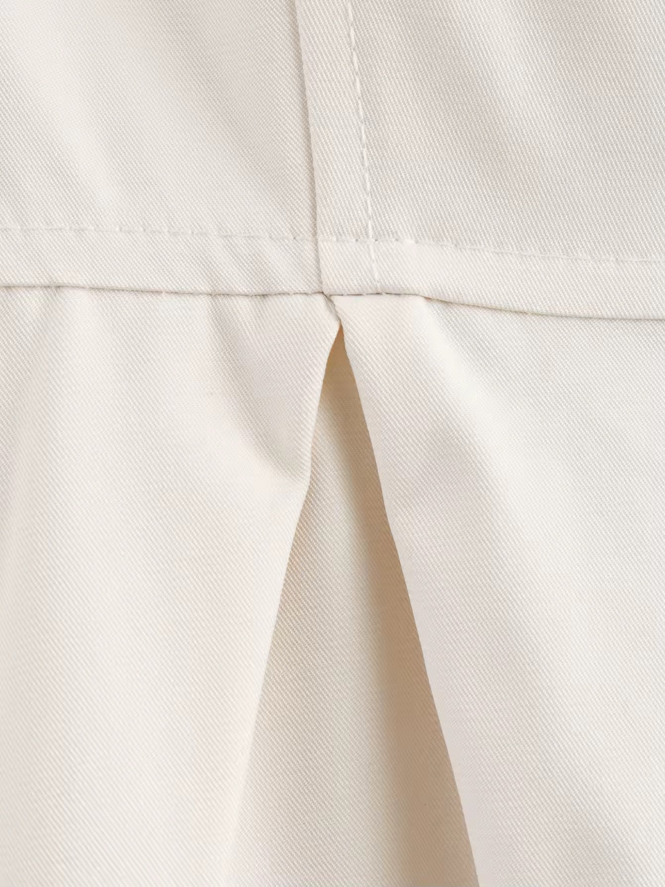 SUKI – Kleid mit Stehkragen & Kellerfalten