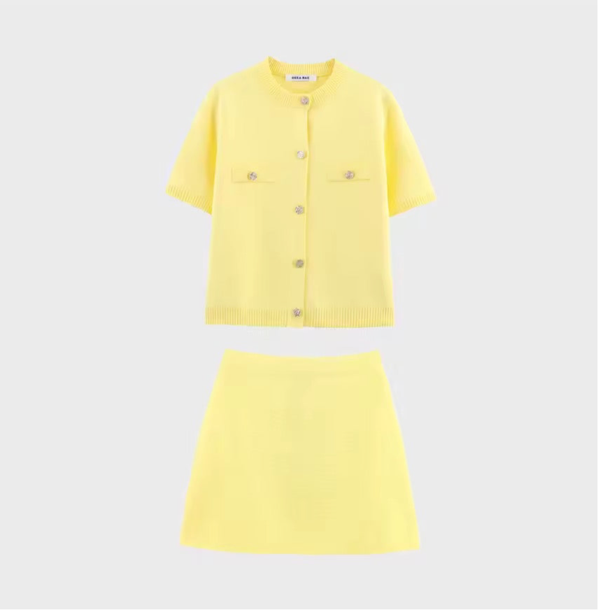 GAIA – Strick-Zweiteiler mit goldfarbenen Knopfdetails