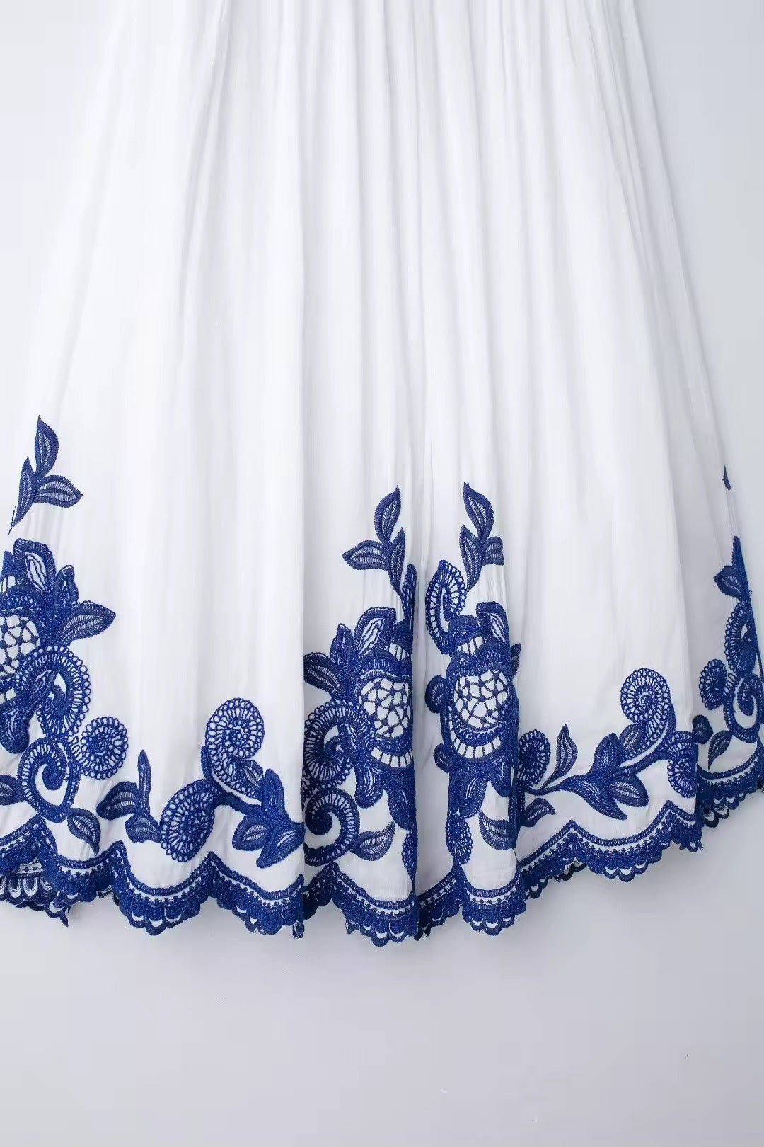 NOVA – Set aus Rock & Oberteil mit königsblauer Stickerei