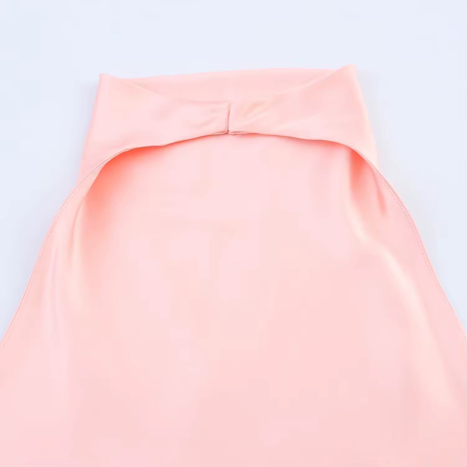 VIVIENNE – Satin Neckholder Top mit Wasserfall-Ausschnitt