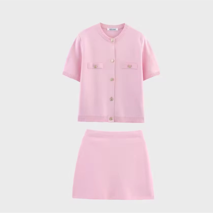 GAIA – Strick-Zweiteiler mit goldfarbenen Knopfdetails