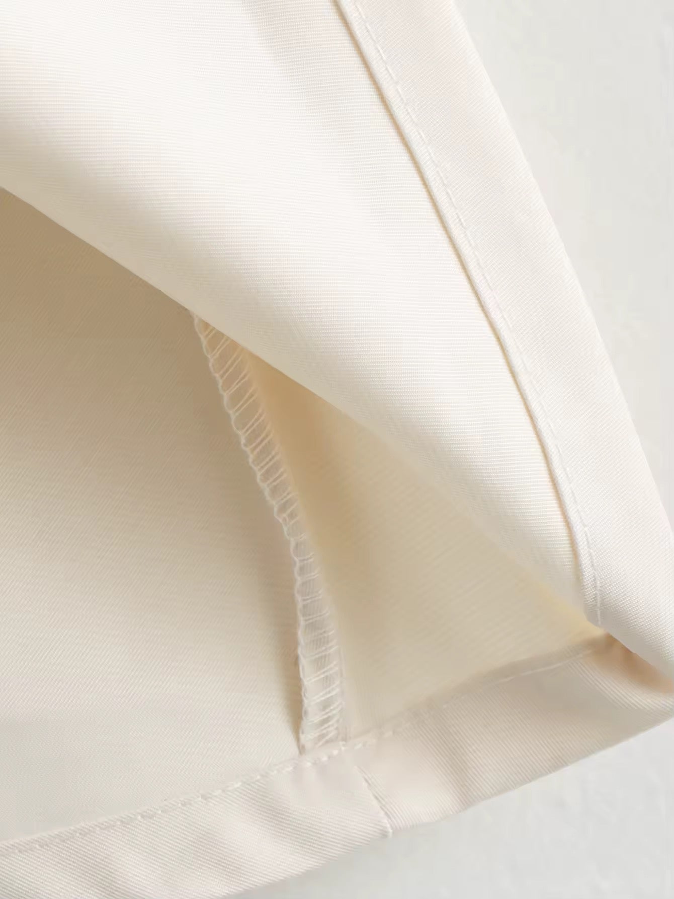 SUKI – Kleid mit Stehkragen & Kellerfalten