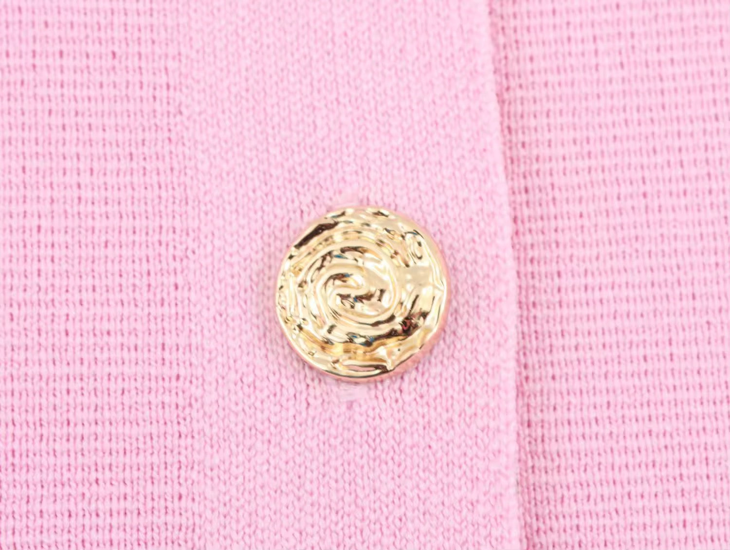 GAIA – Strick-Zweiteiler mit goldfarbenen Knopfdetails