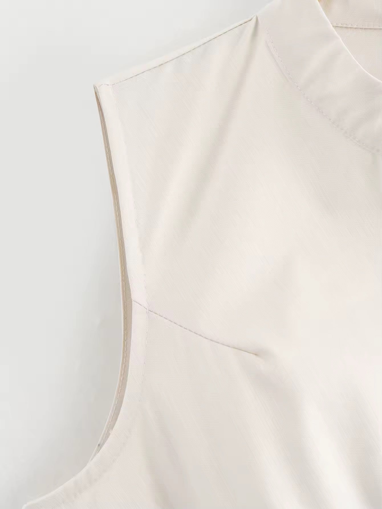 SUKI – Kleid mit Stehkragen & Kellerfalten