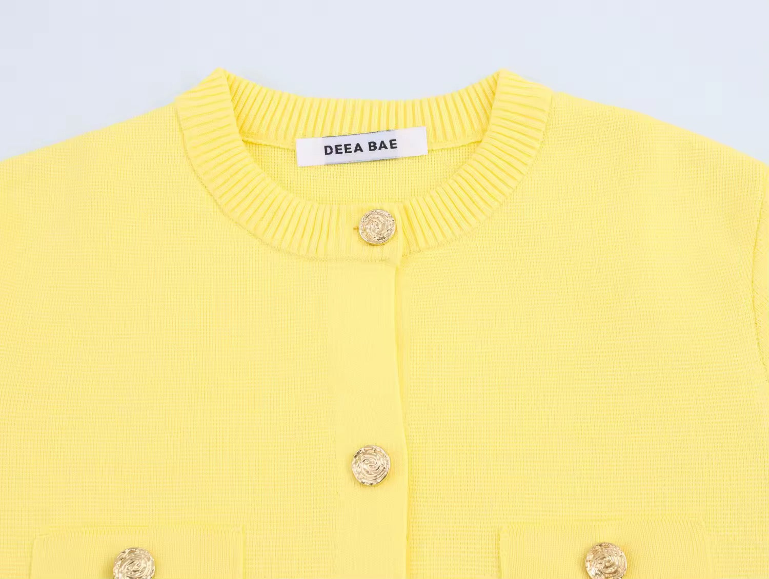 GAIA – Strick-Zweiteiler mit goldfarbenen Knopfdetails