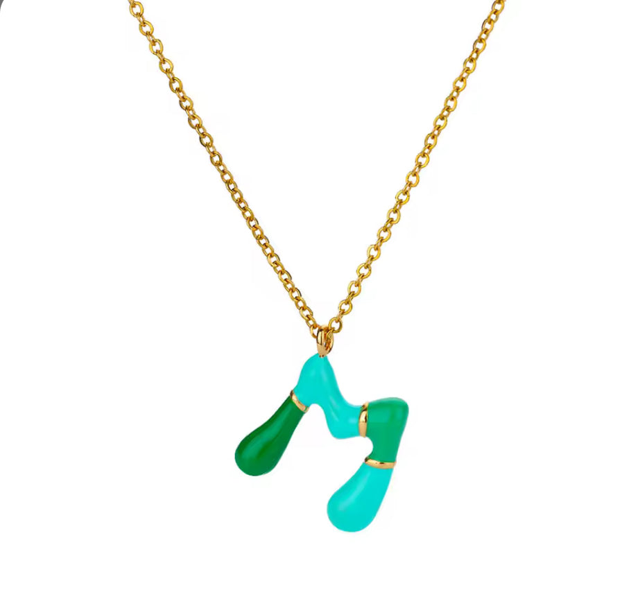 NOELLE – Buchstaben-Halskette mit Dopamin-Anhänger