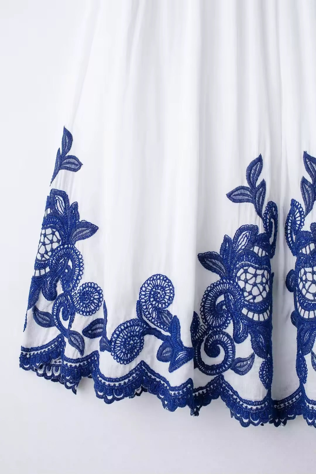 NOVA – Set aus Rock & Oberteil mit königsblauer Stickerei