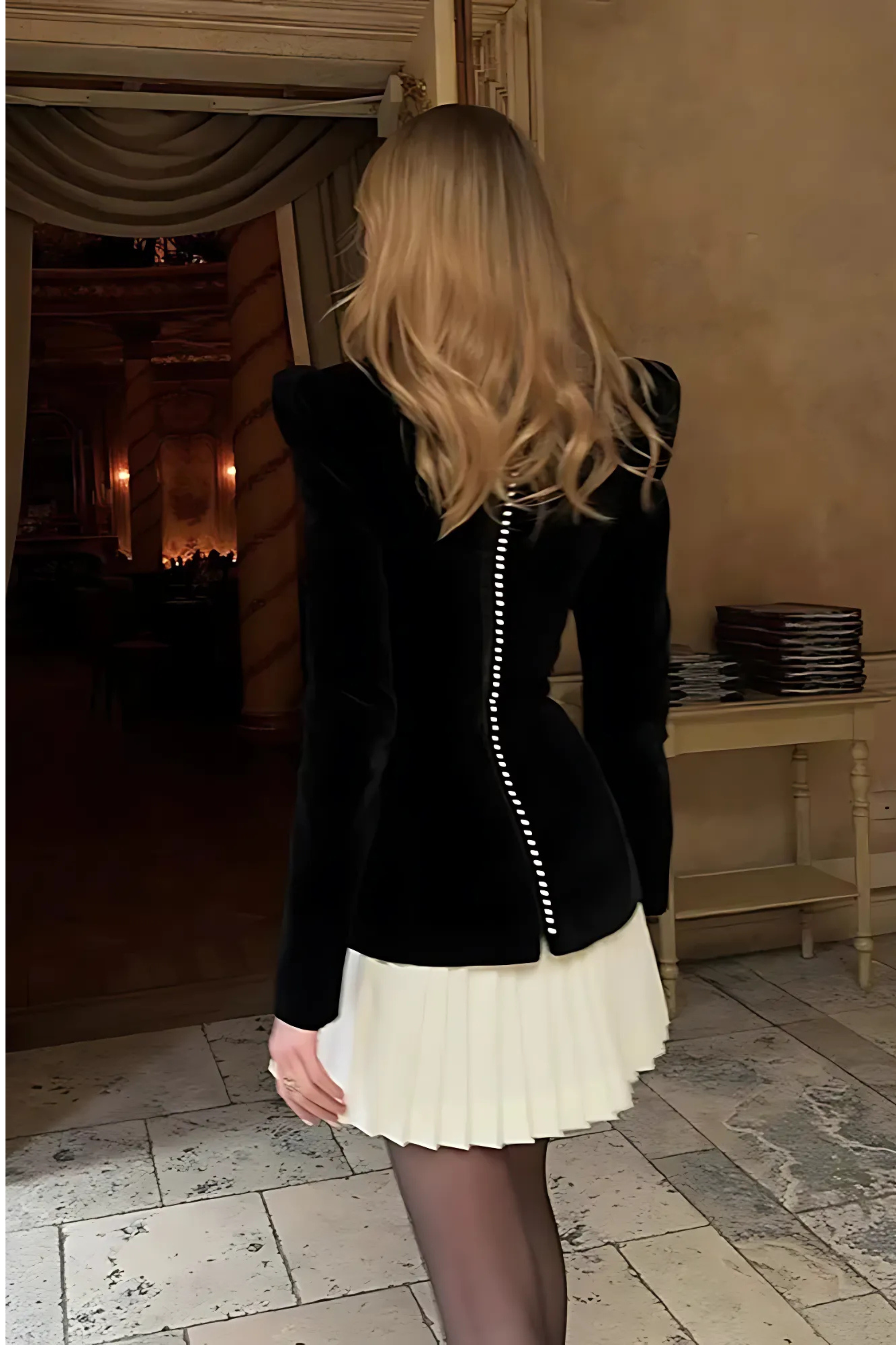 OLIVIA - Kurzes Langarm-Kleid mit Plissee und Knopfdetails