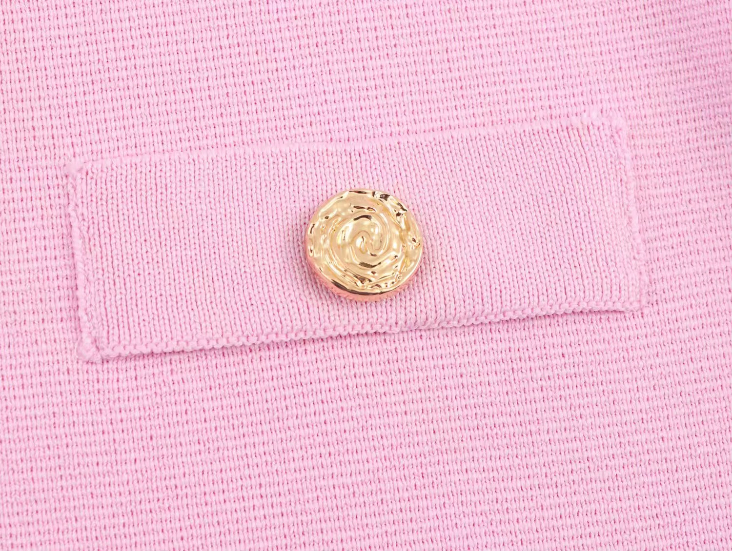 GAIA – Strick-Zweiteiler mit goldfarbenen Knopfdetails