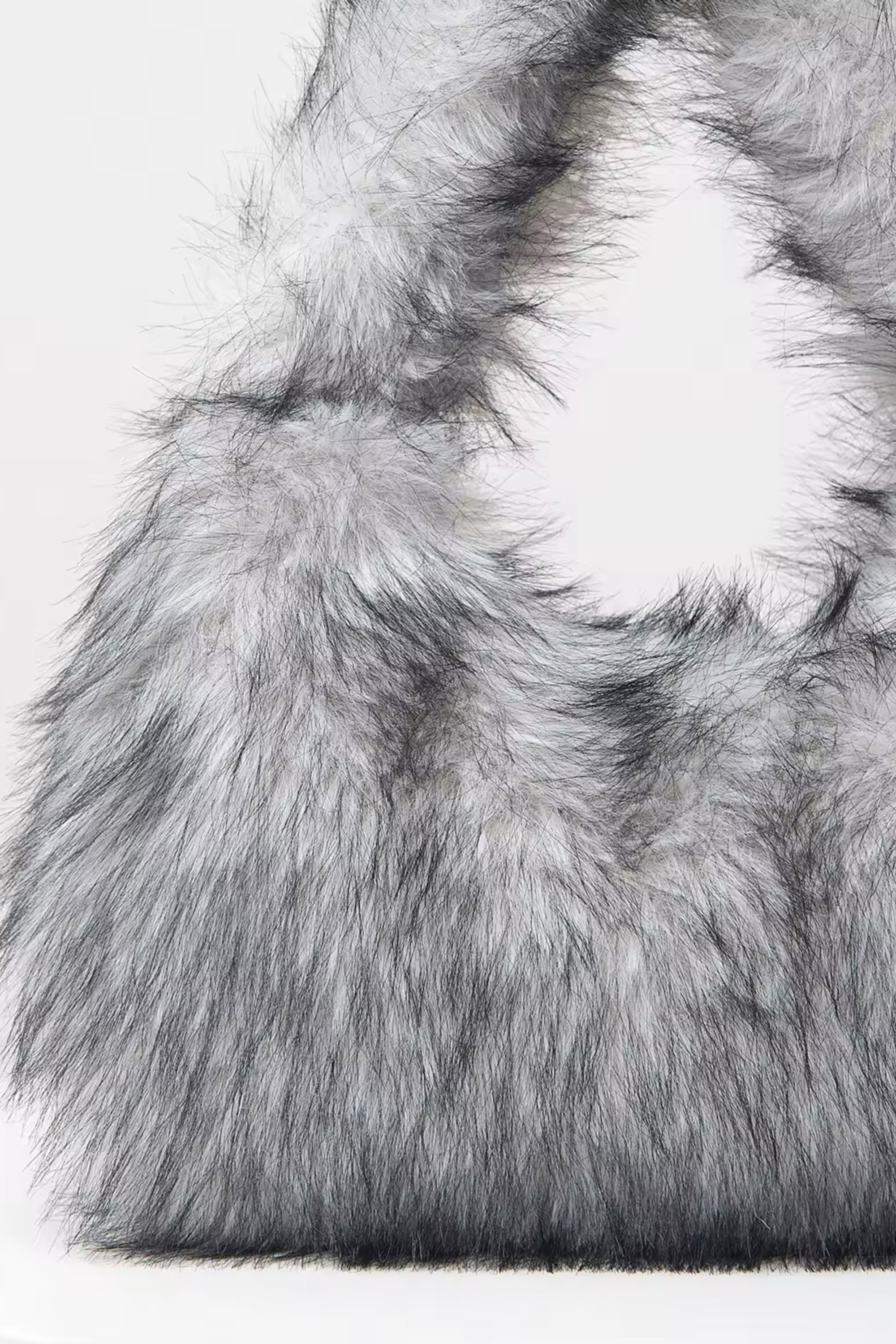 BIANCA - Beuteltasche mit Fell-Effekt