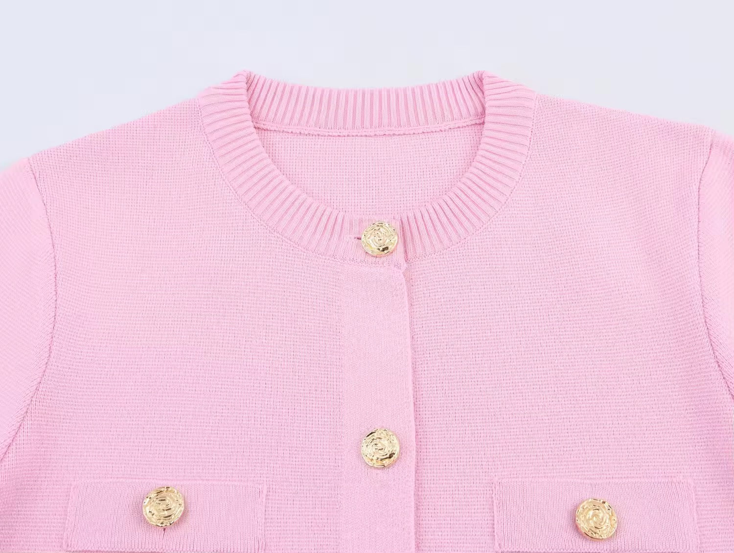 GAIA – Strick-Zweiteiler mit goldfarbenen Knopfdetails