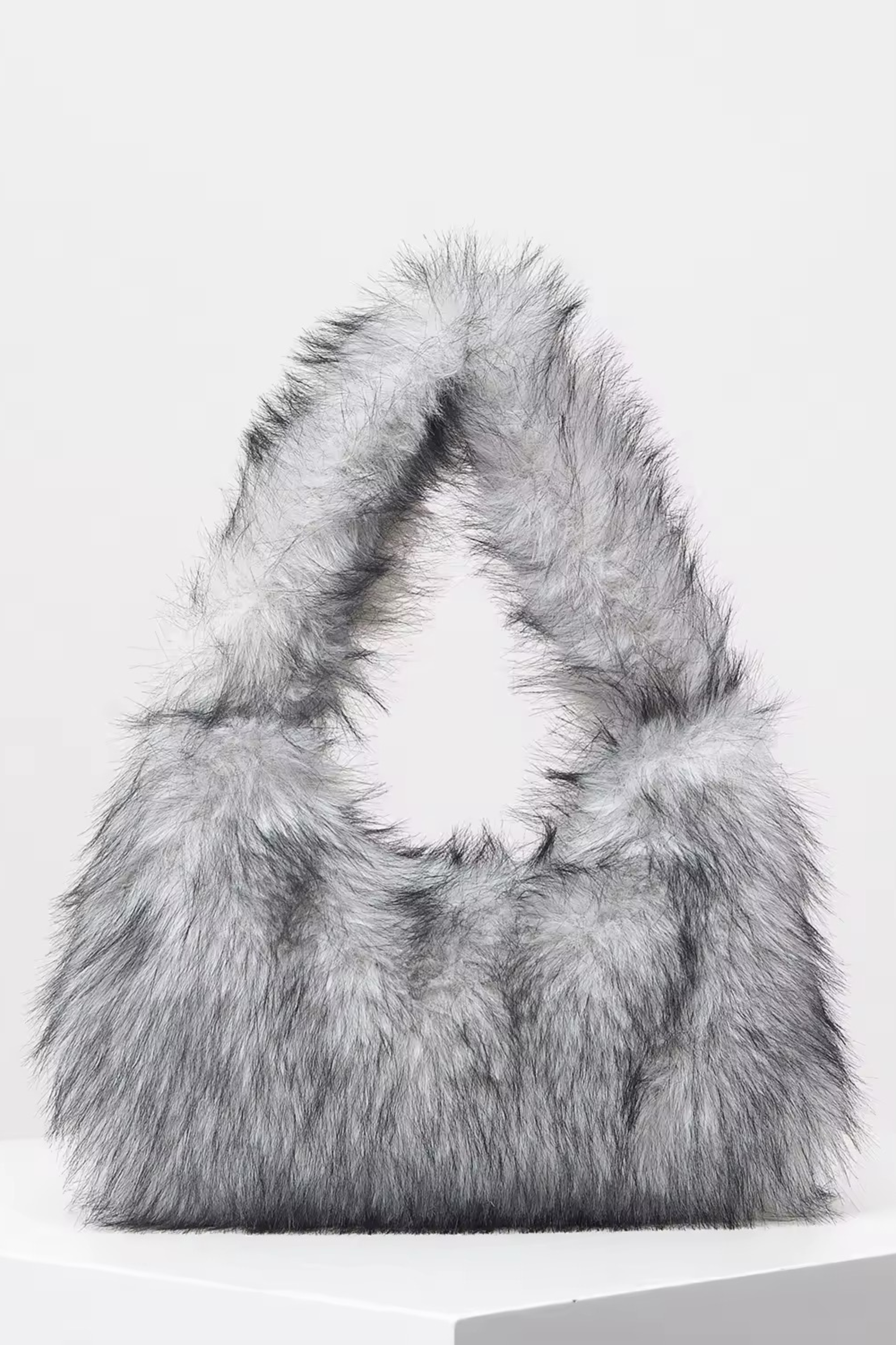 BIANCA - Beuteltasche mit Fell-Effekt