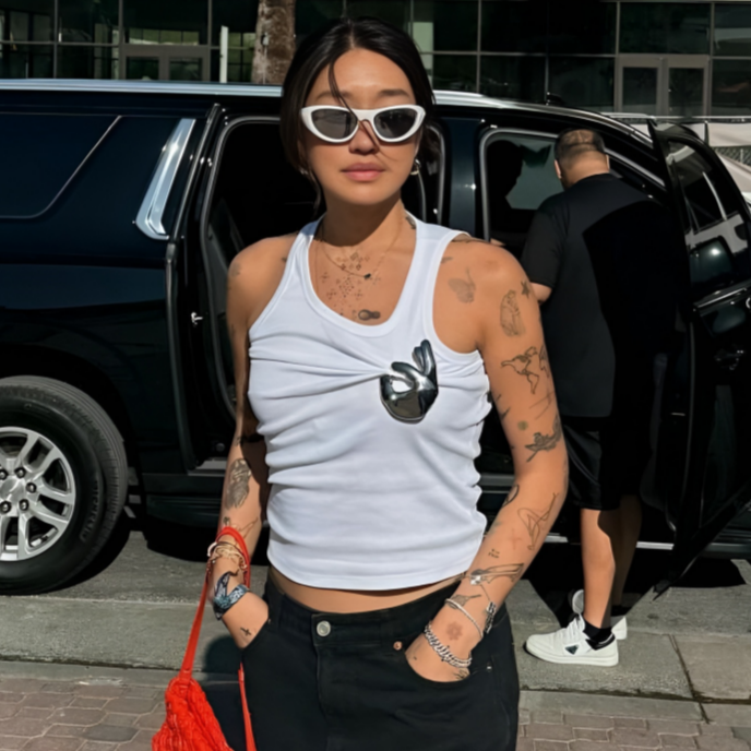 GOU HAND - Geripptes Tanktop mit abnehmbarer Statment Emoji Hand Brosche