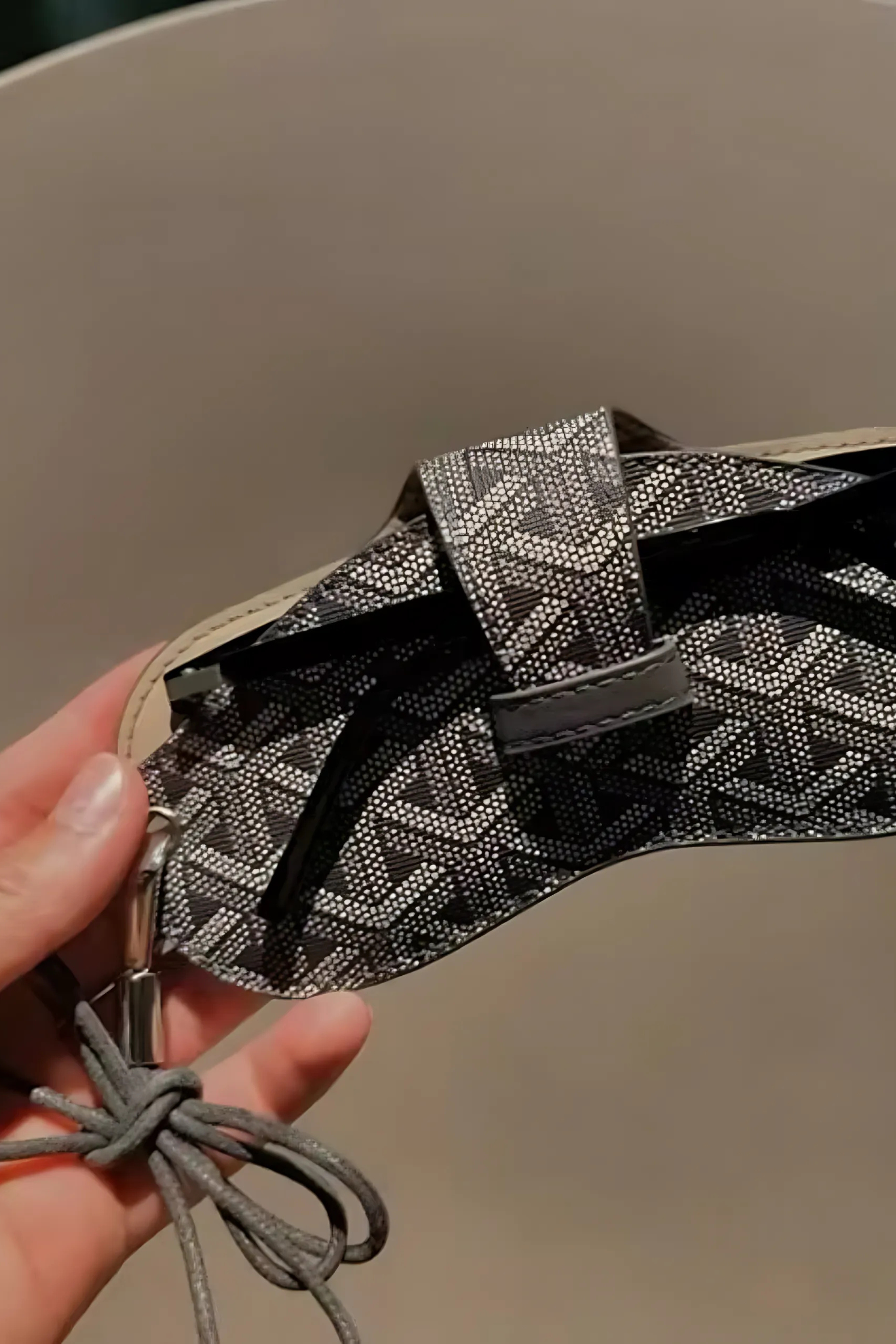 VASILISSA - Sonnenbrillenetui aus Kunstleder