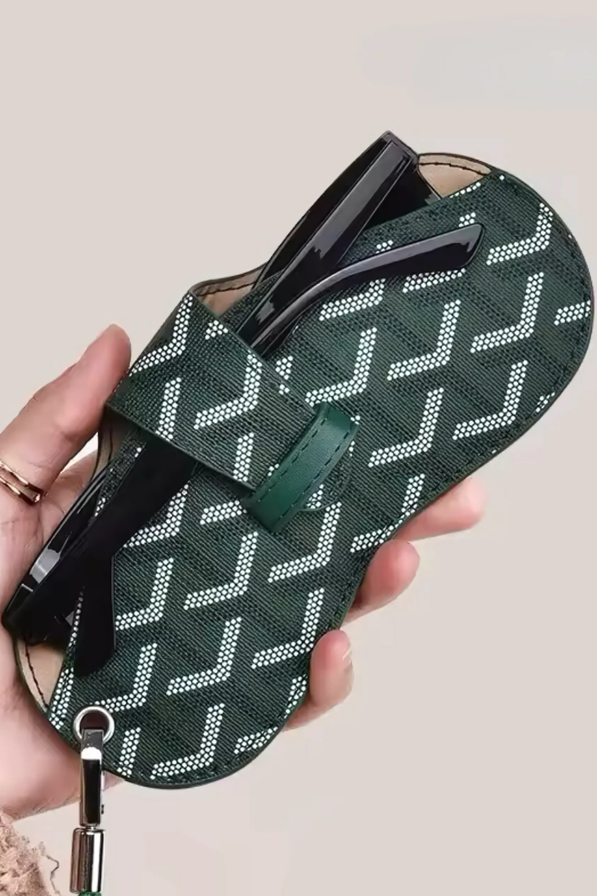 VASILISSA - Sonnenbrillenetui aus Kunstleder