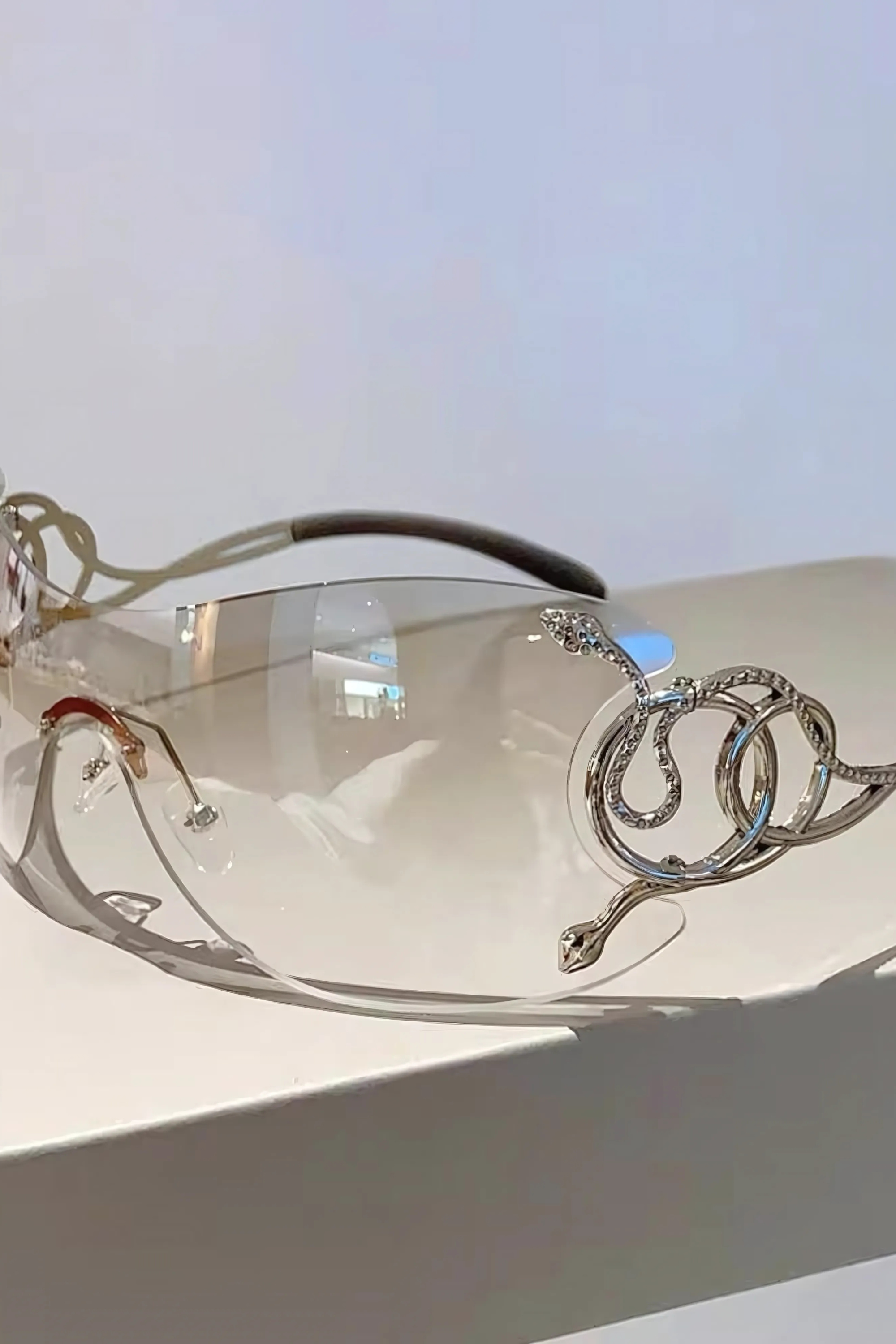 ROBERTA - Oversize Sonnenbrille mit Schlangendetails