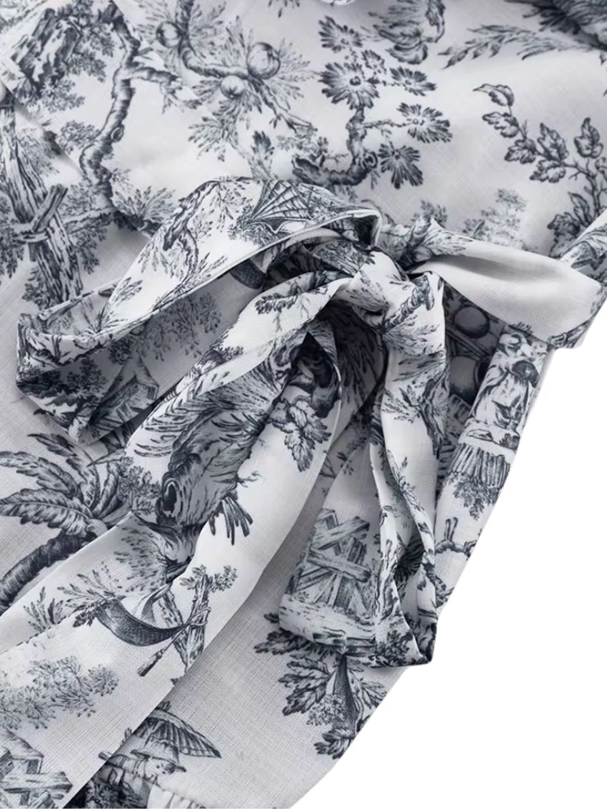 DEYNA - Kurzes Langarmkleid mit luxuriösem Muster