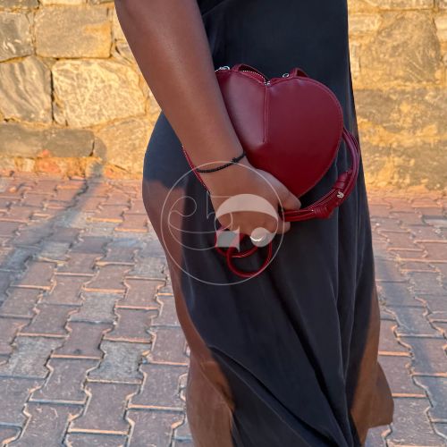 HEARTBREAKER - Herzformtasche mit verstellbaren Riemen