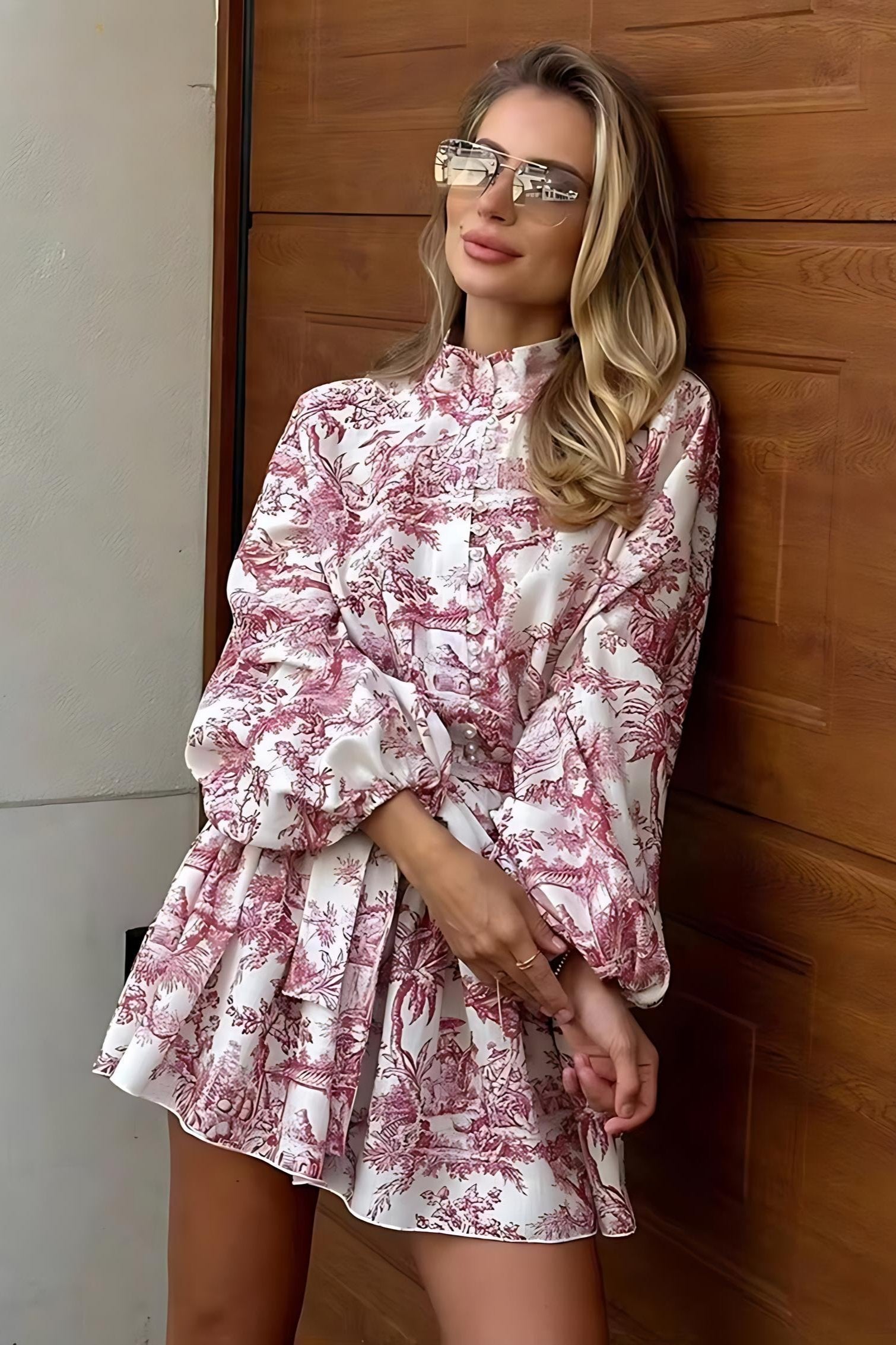 DEYNA - Kurzes Langarmkleid mit luxuriösem Muster